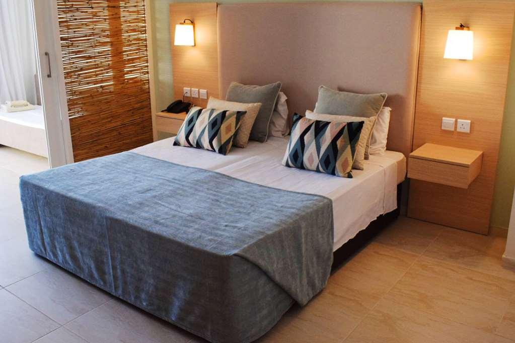 Ramada Hotel & Suites By Wyndham Ayía Nápa Chambre photo