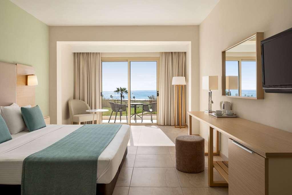 Ramada Hotel & Suites By Wyndham Ayía Nápa Chambre photo