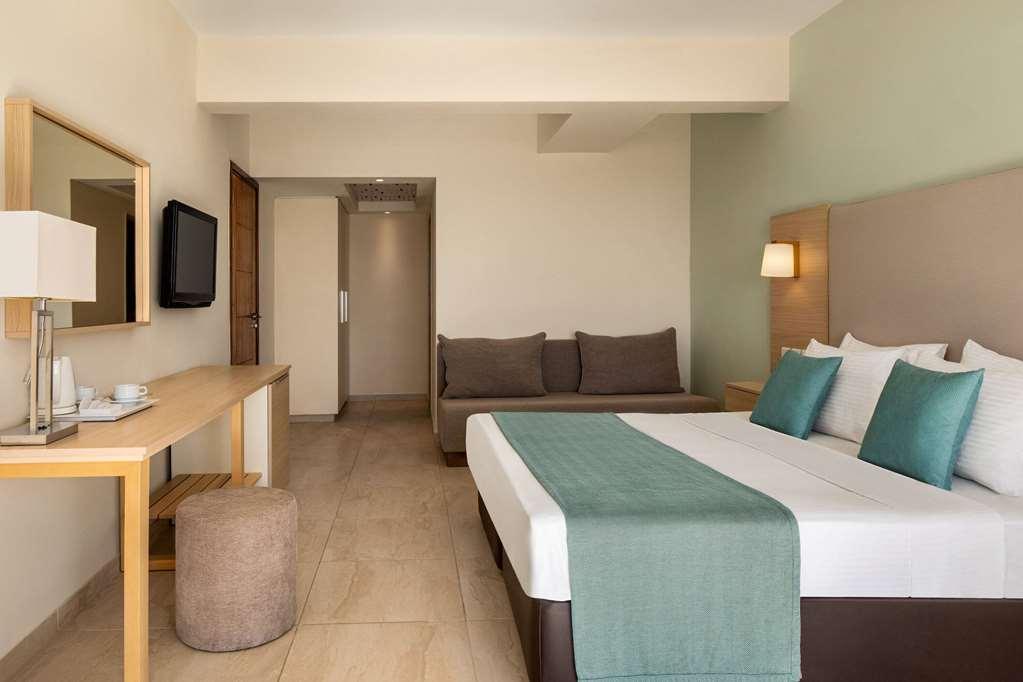Ramada Hotel & Suites By Wyndham Ayía Nápa Chambre photo