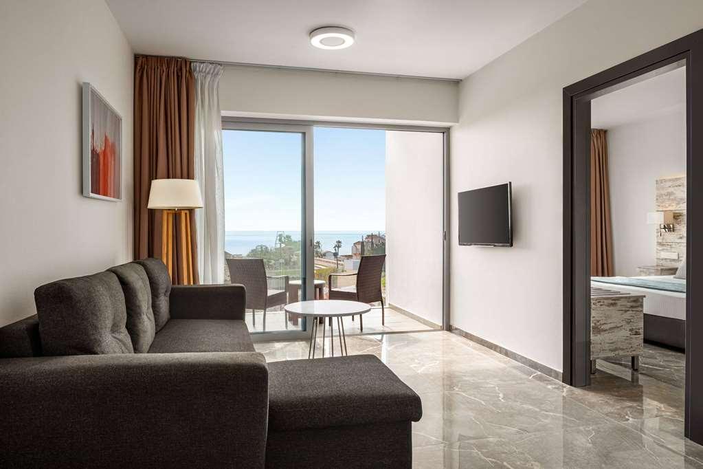 Ramada Hotel & Suites By Wyndham Ayía Nápa Chambre photo